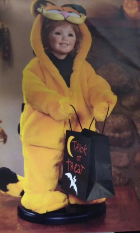 Danbury Mint Halloween Trick or treat Garfield Doll